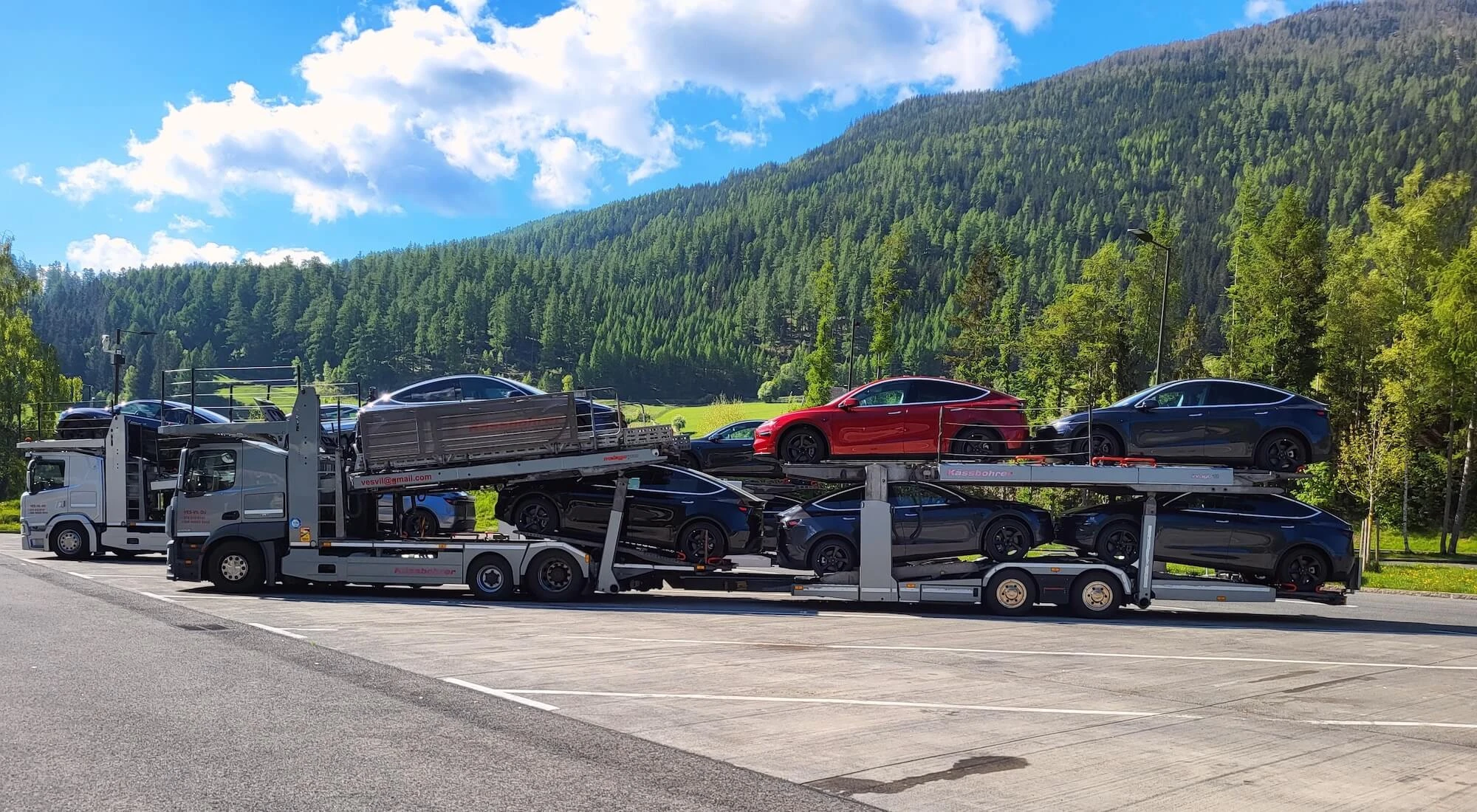 Transport neuer Tesla-Fahrzeuge in Europa