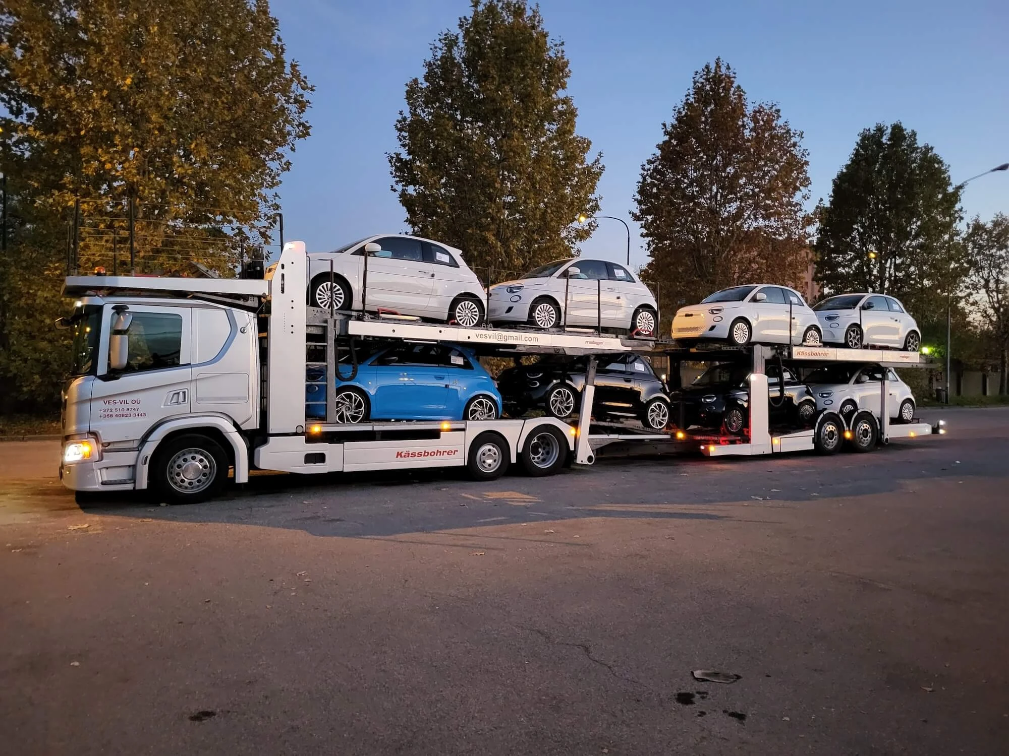 Fiat-Fahrzeuge im LKW-Transport durch Europa