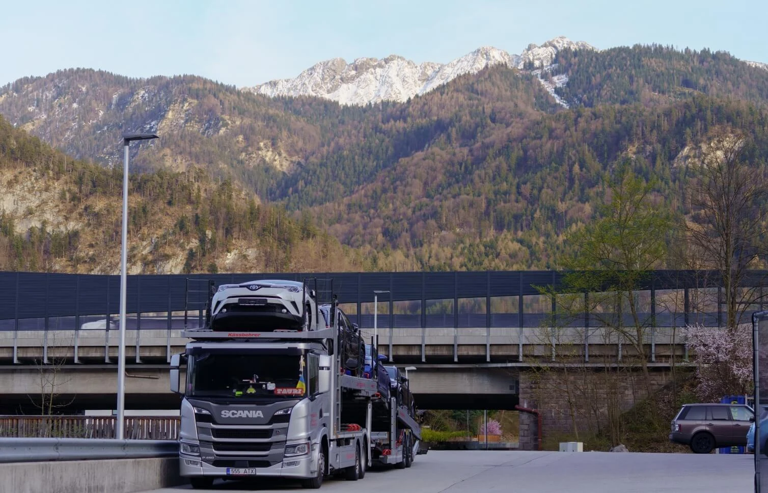 Fahrzeuge und Autos im Transport durch Europa