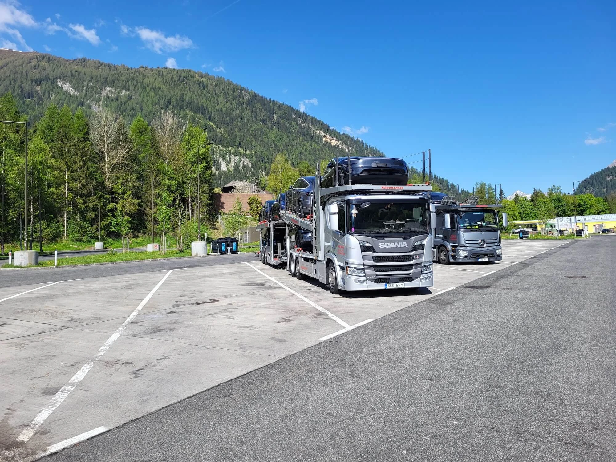 Tesla-Transporte quer durch Europa
